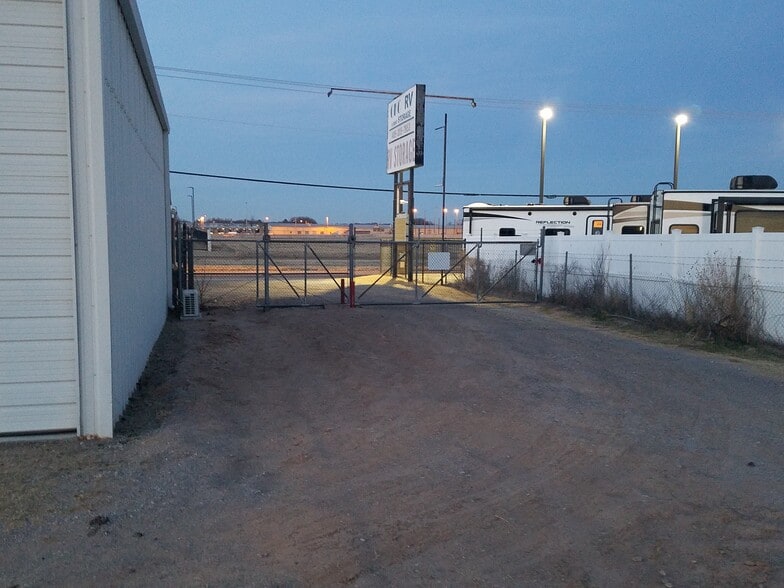 More Photos Of 7200 W Reno Ave, Oklahoma City Service For Lease