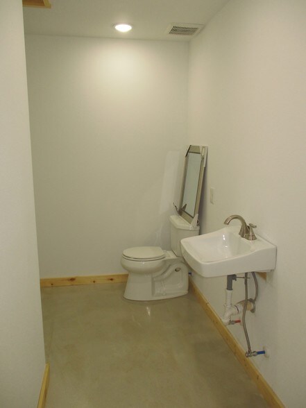 More Photos Of 12724 Lowden Ln, Manchaca Office Residential For Lease