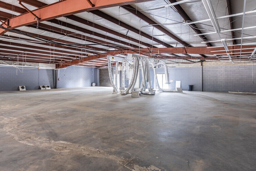 More Photos Of 5953 Roosevelt Blvd, Jacksonville Storefront Retail Office For Lease