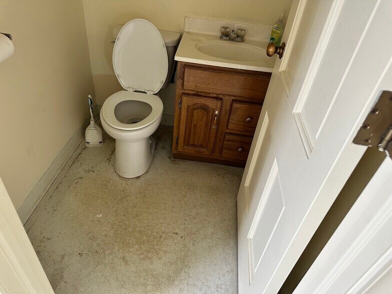 More Photos Of 327 E 3rd St, Uhrichsville Bank For Sale