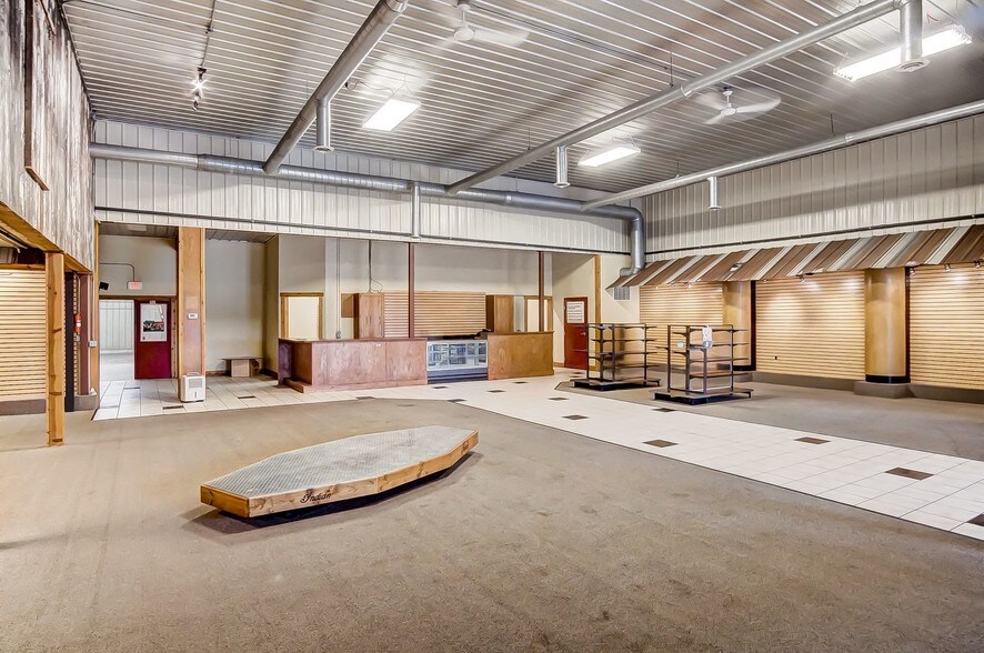More Photos Of 20660 W Bowling Green Road, Weston Auto Repair For Lease