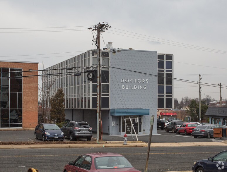 More Photos Of 6316 Castle Pl, Falls Church Medical For Lease