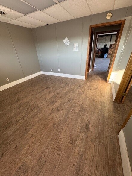 More Photos Of 2006 Kings Hwy, Snyder Service For Sale