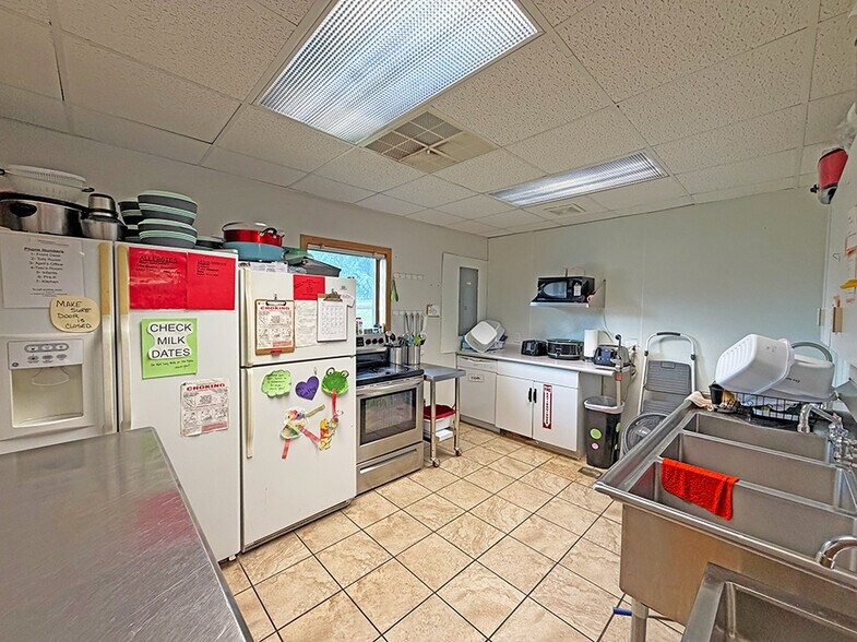 More Photos Of 2 Westwood Dr, Steeleville General Retail For Sale