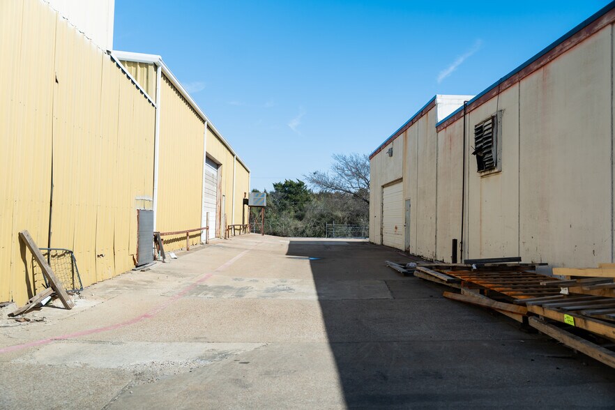 More Photos Of 1616 N Interstate 35 N, Lancaster Flex For Sale