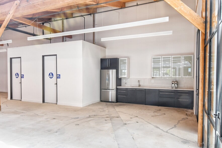 More Photos Of 1651 S Central Ave, Glendale Warehouse For Lease