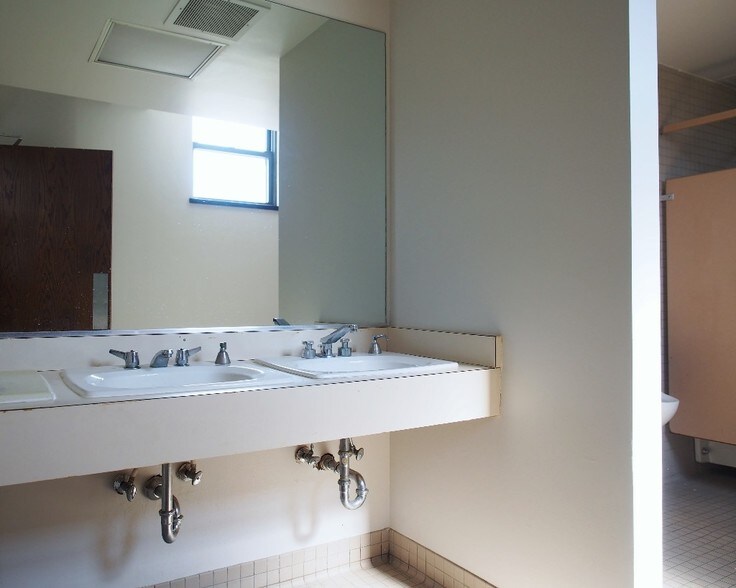 More Photos Of 329-331 S York Rd, Bensenville Daycare Center For Lease