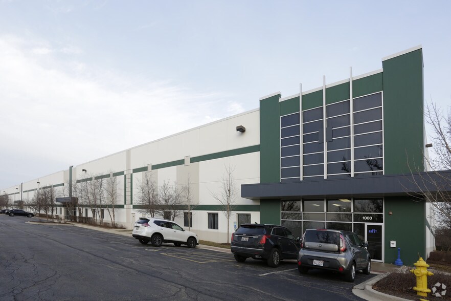 More Photos Of 2145 Internationale Pky, Woodridge Warehouse For Lease