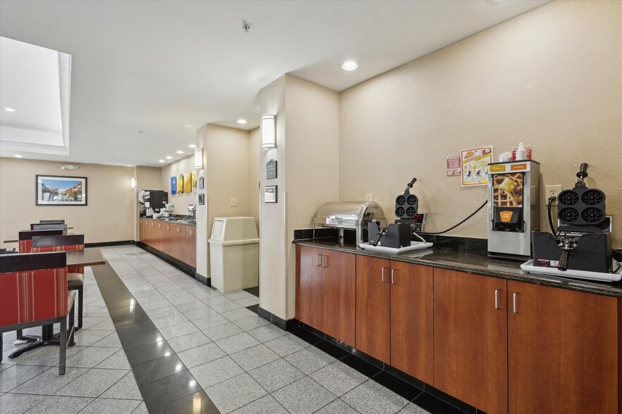 More Photos Of 2750 Fortune Cir W, Indianapolis Hotel For Sale