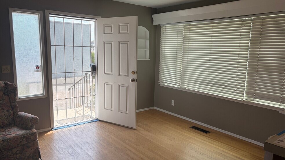 More Photos Of 626 Civic Center Dr, Vista Medical For Lease
