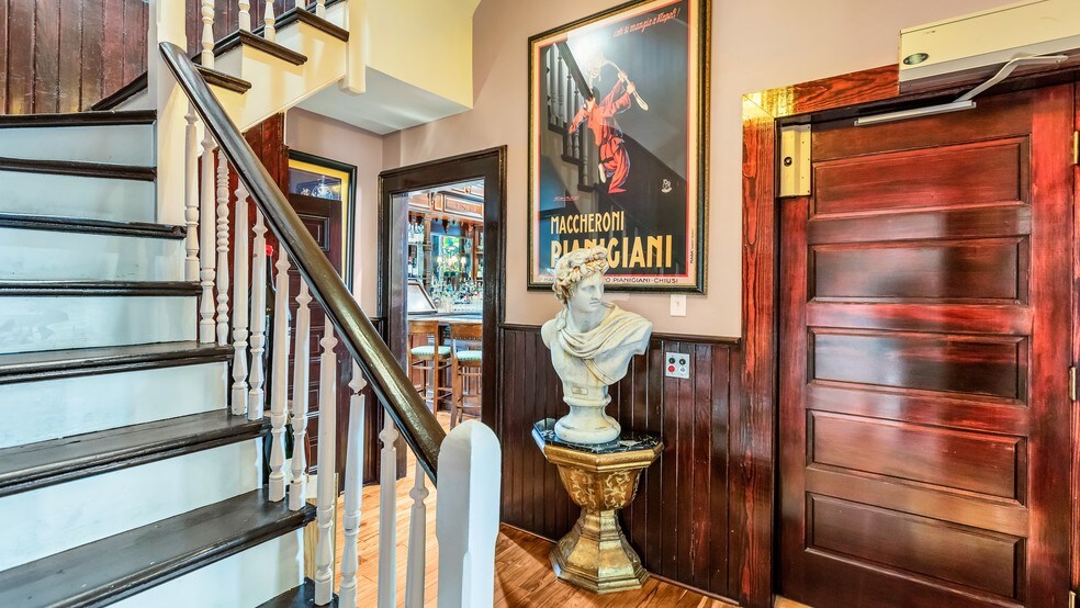 More Photos Of 119 E 37th St, Savannah Restaurant For Sale