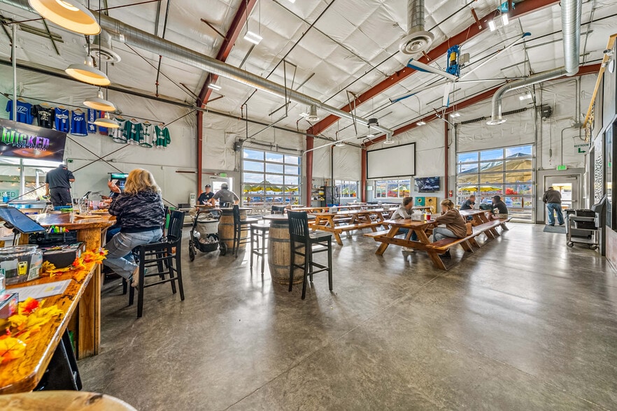 More Photos Of 1863 NW Washington Blvd, Grants Pass General Retail For Sale