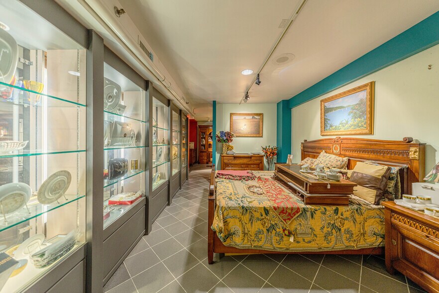More Photos Of 560 Main St, Fort Lee Freestanding For Sale
