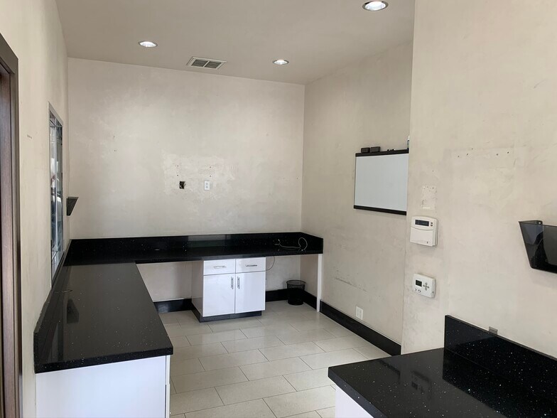 More Photos Of 11481 Ventura Blvd, Studio City Auto Repair For Lease