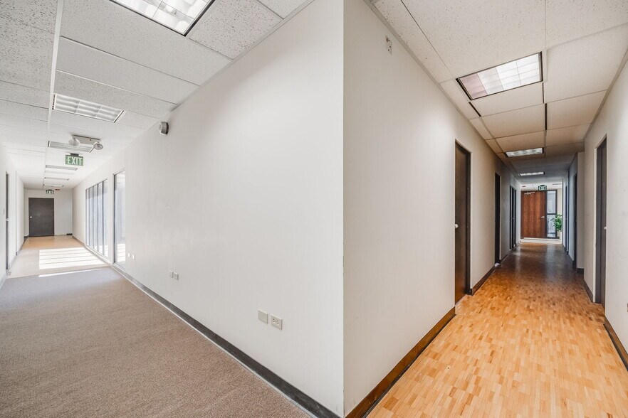 More Photos Of 21 Inverness Way E, Englewood Flex For Sale