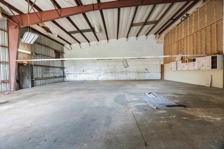 More Photos Of 9161 131st Pl N, Largo Warehouse For Lease