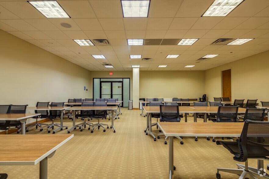 More Photos Of 1601 NW Expressway, Oklahoma City Office For Lease