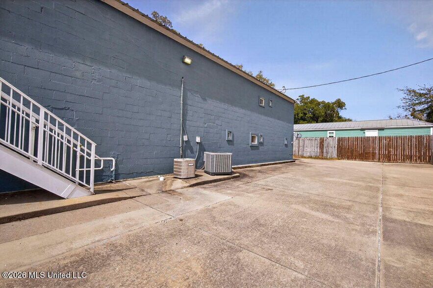 More Photos Of 2005 Government St, Ocean Springs Flex For Lease