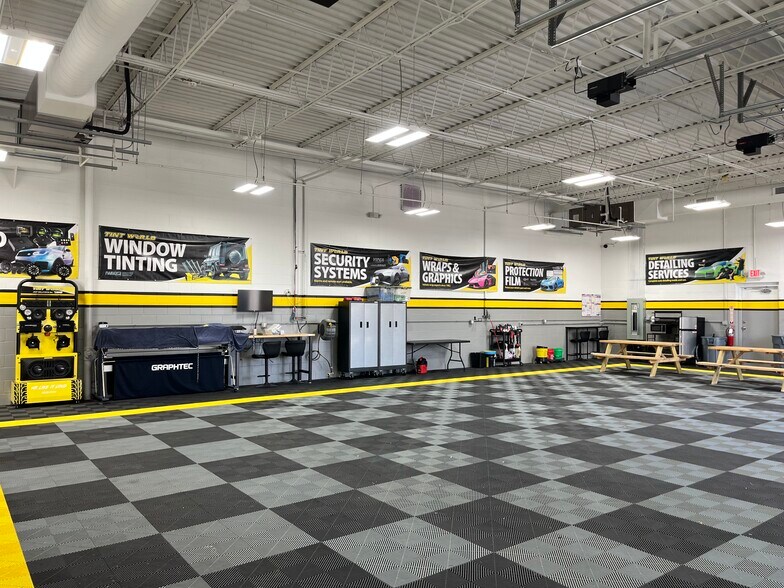 More Photos Of N88 W15176 Main St, Menomonee Falls Auto Repair For Sale