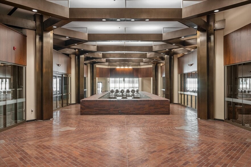 More Photos Of 400 Texas St, Shreveport Office For Sale