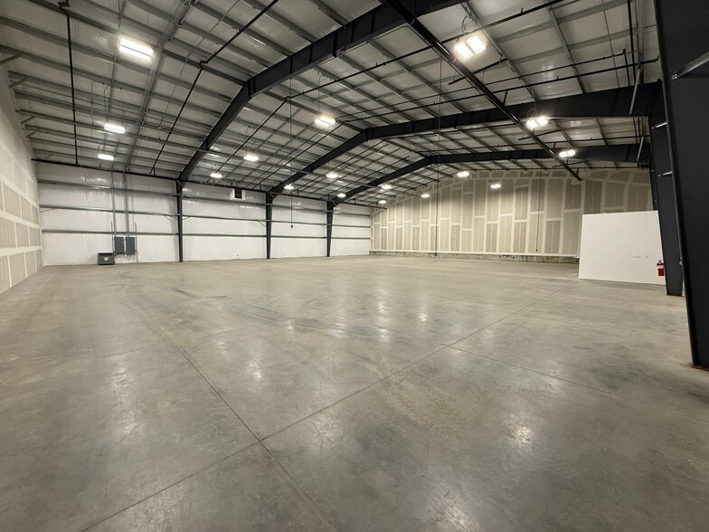 More Photos Of 6717 NE 15th St, Des Moines Warehouse For Lease