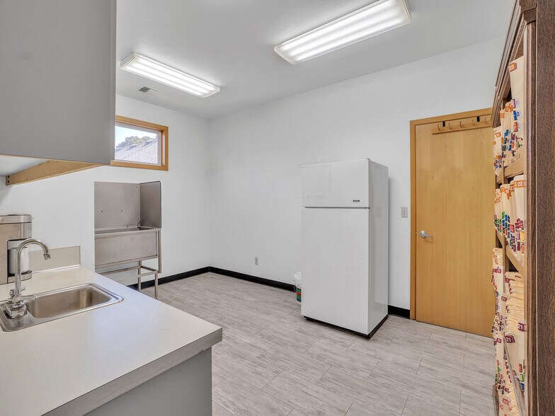 More Photos Of 711 W Main St, Sheridan Veterinarian Kennel For Sale