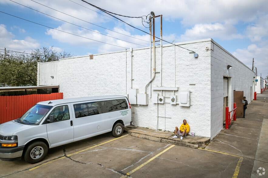 More Photos Of 8403 Almeda. Rd, Houston Unknown For Lease