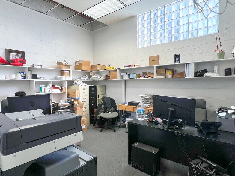 More Photos Of 4931 Venice Blvd, Los Angeles Storefront For Lease