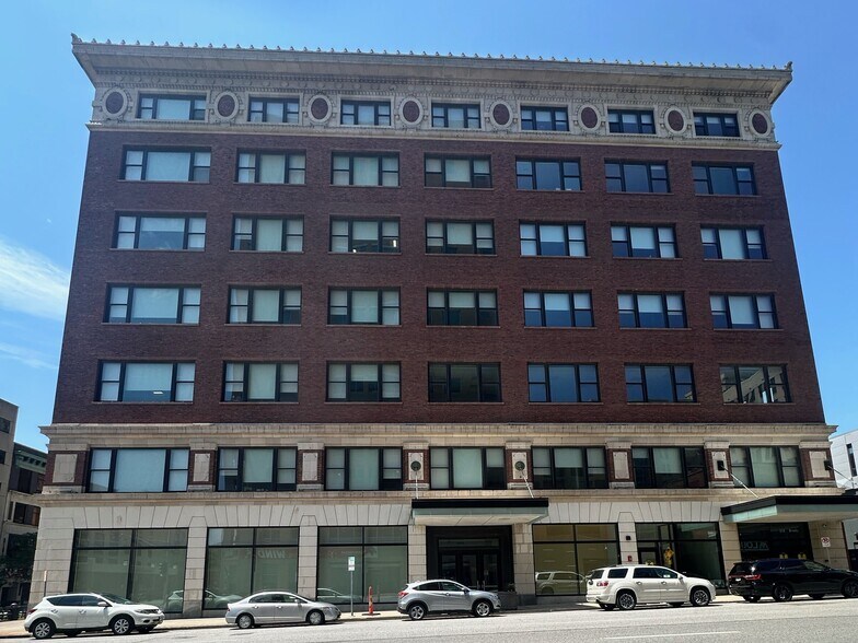 More Photos Of 102 W 2nd St, Davenport Office For Lease