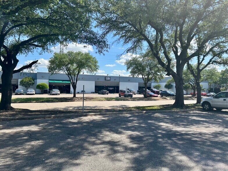 More Photos Of 2429-2458 Walnut Ridge St, Dallas Light Manufacturing For Lease