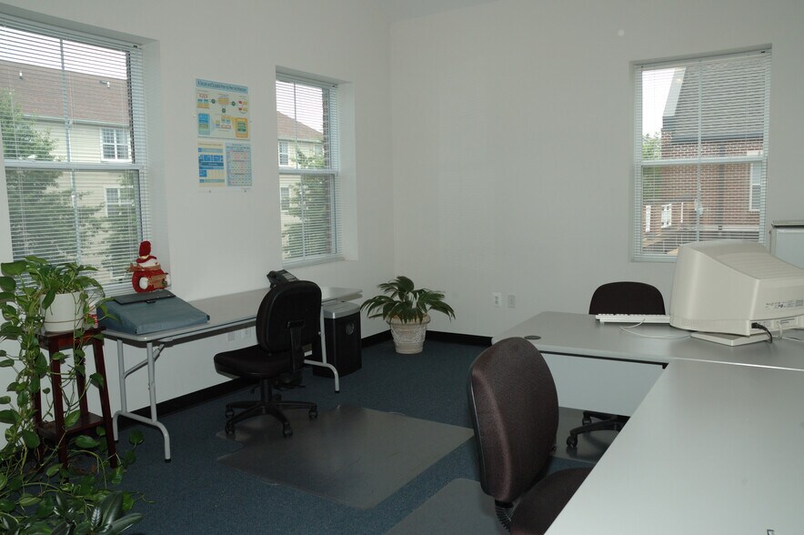 More Photos Of 21135 Whitfield Pl, Sterling Medical For Lease