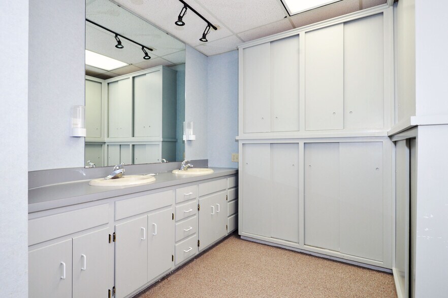More Photos Of 1068 S Lake St, Forest Lake Medical For Lease
