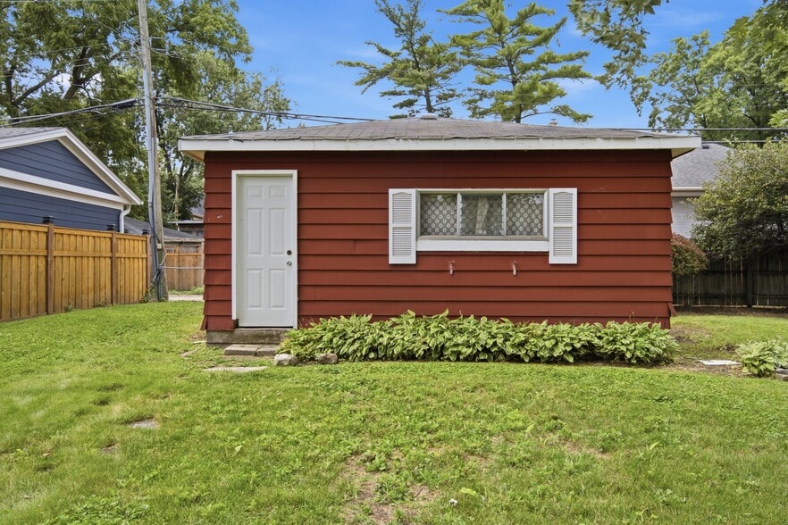 More Photos Of 6240 N Avondale Ave, Chicago Specialty For Sale