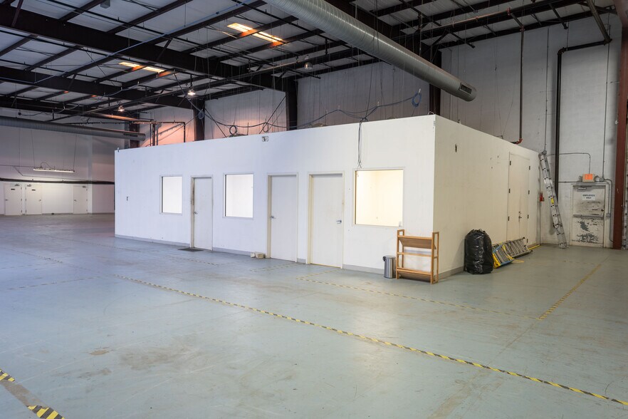 More Photos Of 6950 112th Cir, Largo Warehouse For Lease