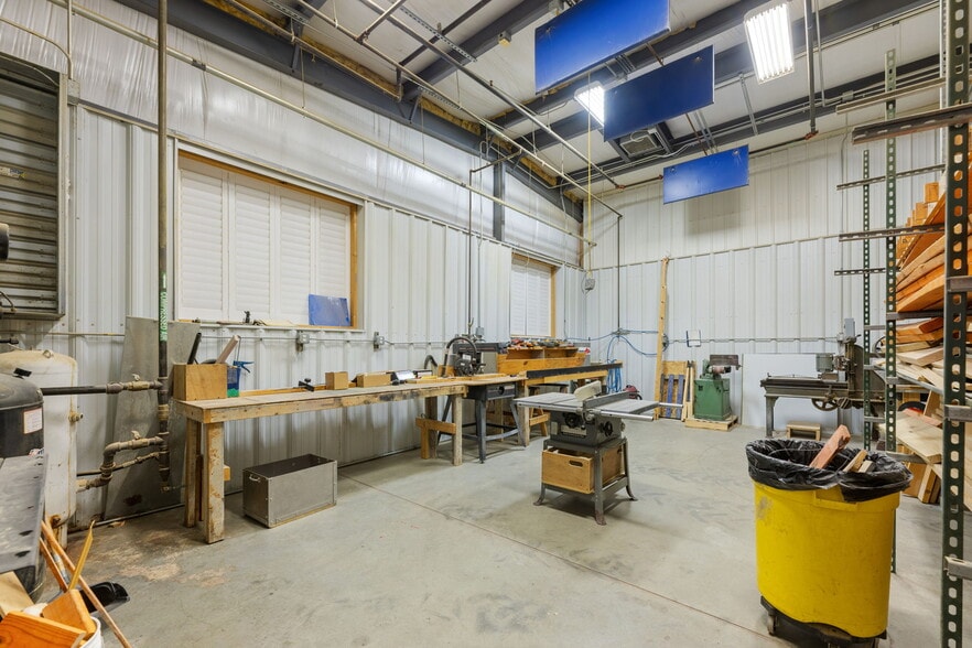 More Photos Of 900 W Miller Rd, Iola Manufacturing For Sale