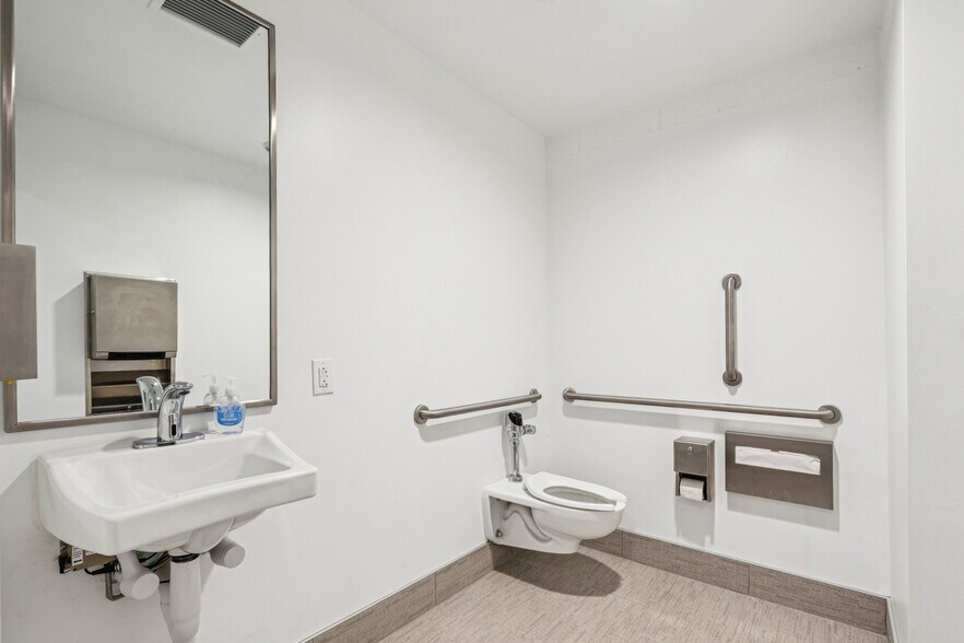 More Photos Of 201-219 N 15th St, Philadelphia Medical For Lease