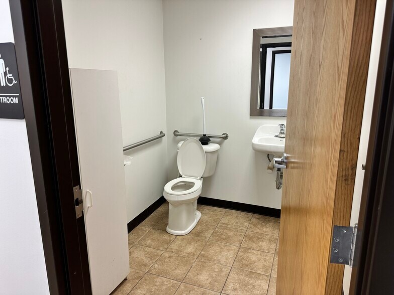 More Photos Of 28-34 Klema Dr W, Reynoldsburg Warehouse For Lease