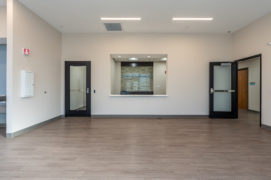 More Photos Of 140 Hansen Blvd, North Aurora Medical For Lease