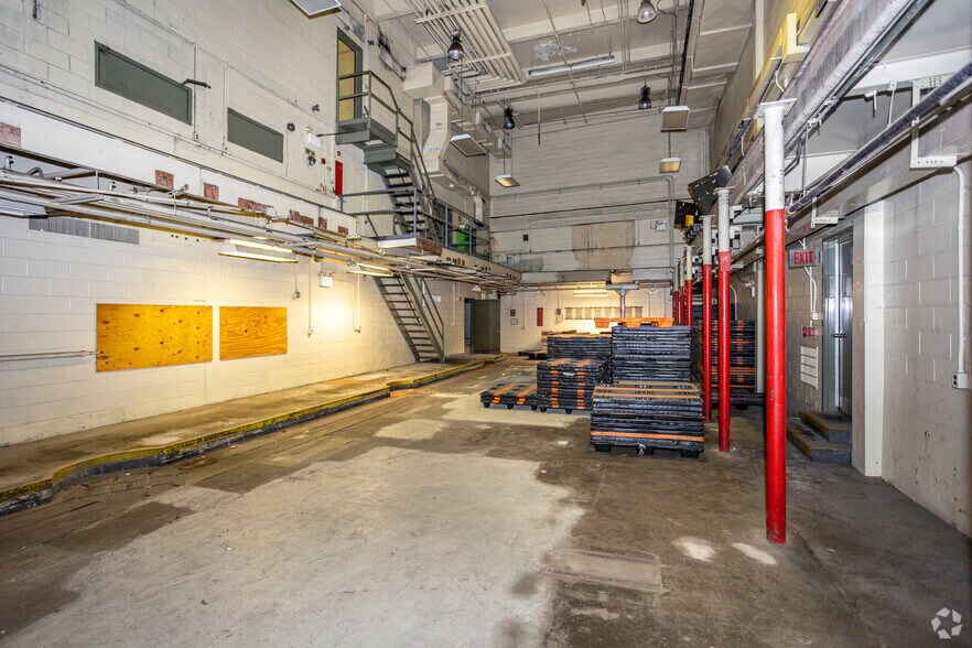 More Photos Of 204-208 W Main St, Johnson City Light Manufacturing For Sale