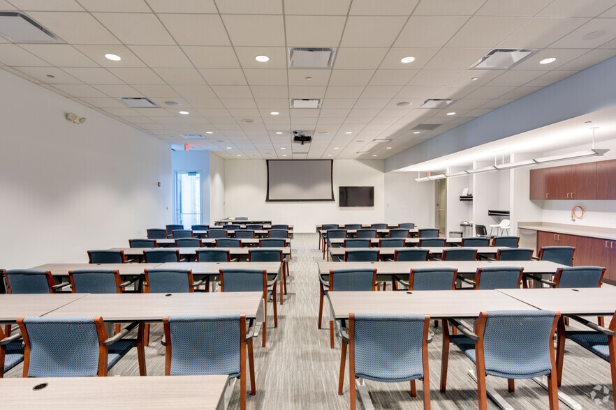 More Photos Of 2100 E Lake Cook Rd, Buffalo Grove Office For Lease