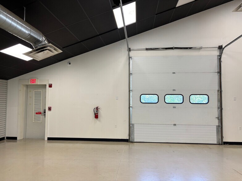 More Photos Of 29 Stillwater Ave, Orono Showroom For Lease