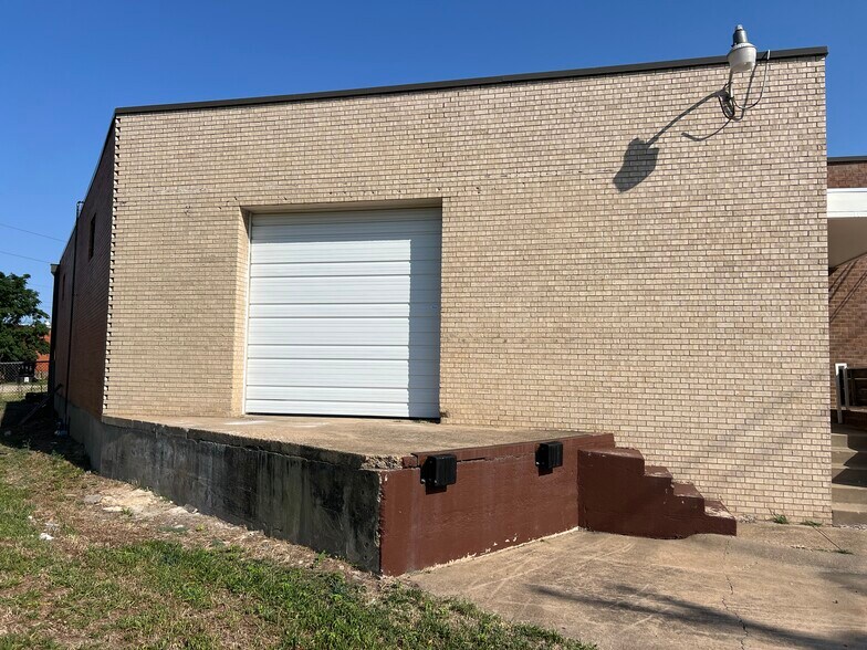More Photos Of 2535 Farrington St, Dallas Light Distribution For Lease