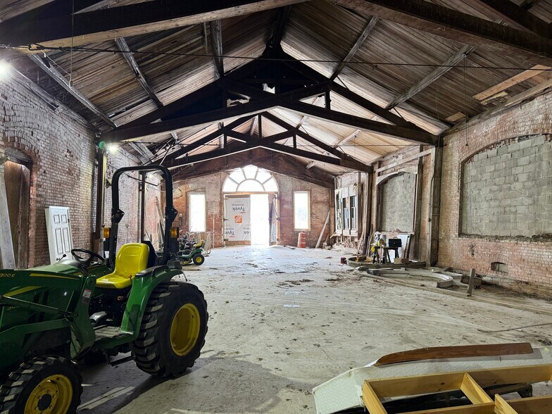 More Photos Of 11 Pottery Rd, Sullivan Unknown For Lease