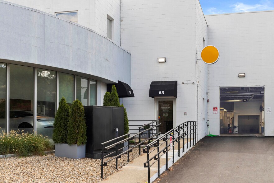 More Photos Of 85 Linden St, Waltham Showroom For Sale