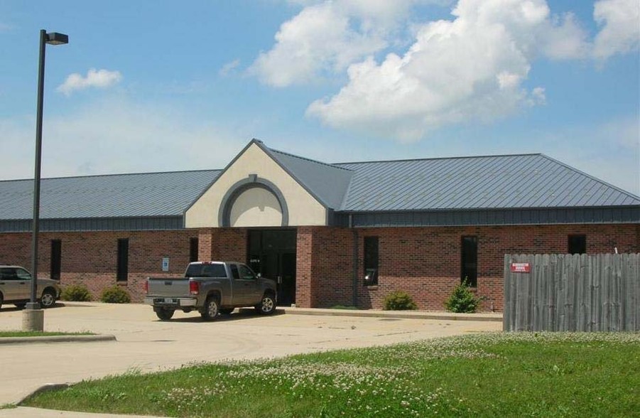 Primary Photo Of 6 Heartland Dr, Bloomington Office For Lease