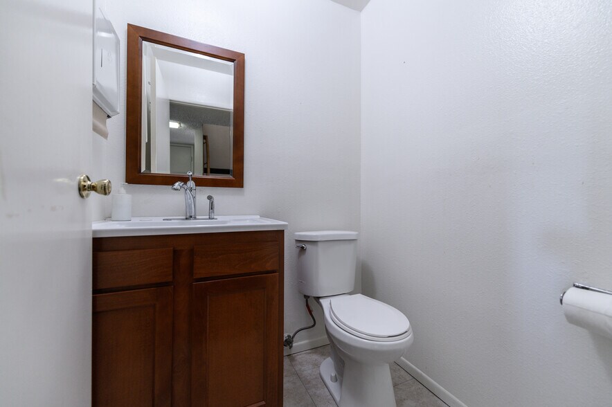 More Photos Of 711 W 17th St, Costa Mesa Light Manufacturing For Sale