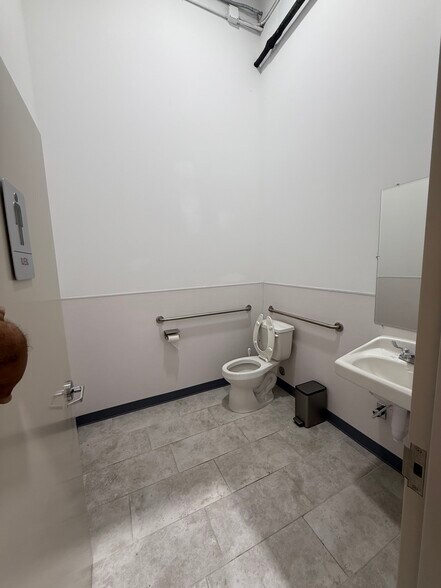 More Photos Of 18107 Longenbaugh, Cypress Showroom For Lease