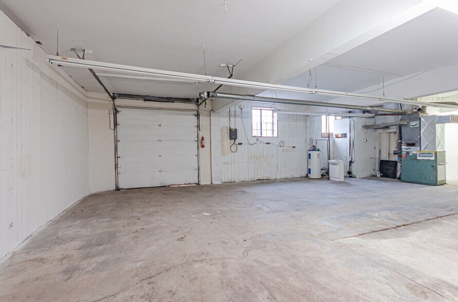 More Photos Of 151 Brock St N, Whitby Warehouse For Lease