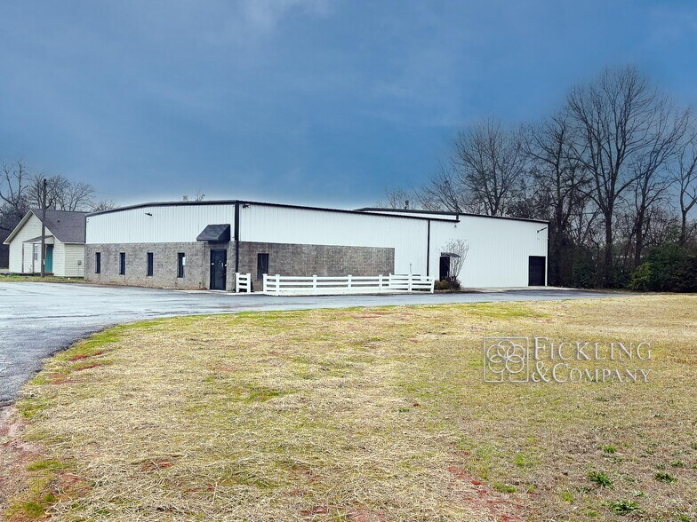 Primary Photo Of 505 Highway 49 N, Byron General Retail For Sale