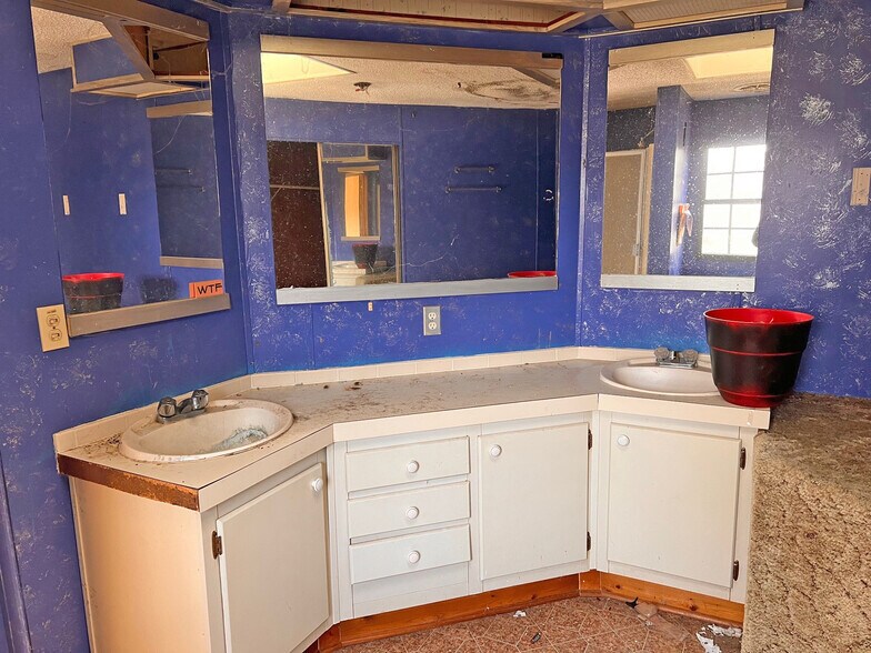 More Photos Of 3268 - 3244 River Fork Rd, Waterloo Bar For Sale